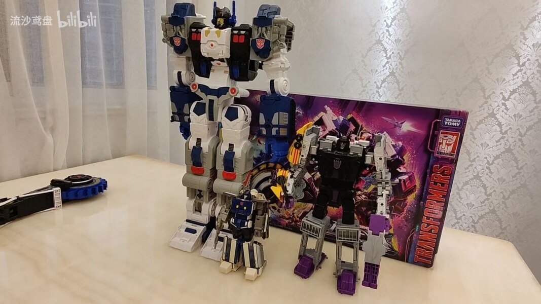 Transformers Legacy Cybertron Universe Titan Class Metroplex In Hand Image  (28 of 29)